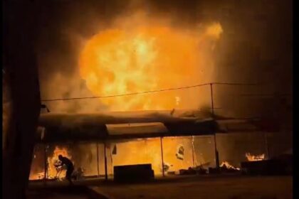 Tentara Israel mengebom tenda-tenda yang menampung para pengungsi di Rumah Sakit Syuhada Al-Aqsa. Foto: Tangkapan layar video X
