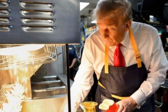 Calon presiden dari Partai Republik dan mantan Presiden AS Donald Trump bekerja di belakang meja kasir saat mengunjungi McDonalds di Feasterville-Trevose, Pennsylvania, Minggu (20/10/2024). Foto: Instagram @realdonaldtrump