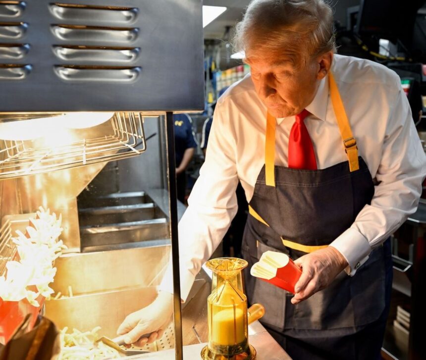 Calon presiden dari Partai Republik dan mantan Presiden AS Donald Trump bekerja di belakang meja kasir saat mengunjungi McDonalds di Feasterville-Trevose, Pennsylvania, Minggu (20/10/2024). Foto: Instagram @realdonaldtrump