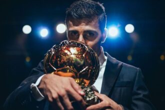 Rodri menerima penghargaan Ballon d'Or pada upacara penghargaan Ballon d'Or France Football 2024 di Theatre du Chatelet di Paris pada 28 Oktober 2024. Foto: Instagram @mancity