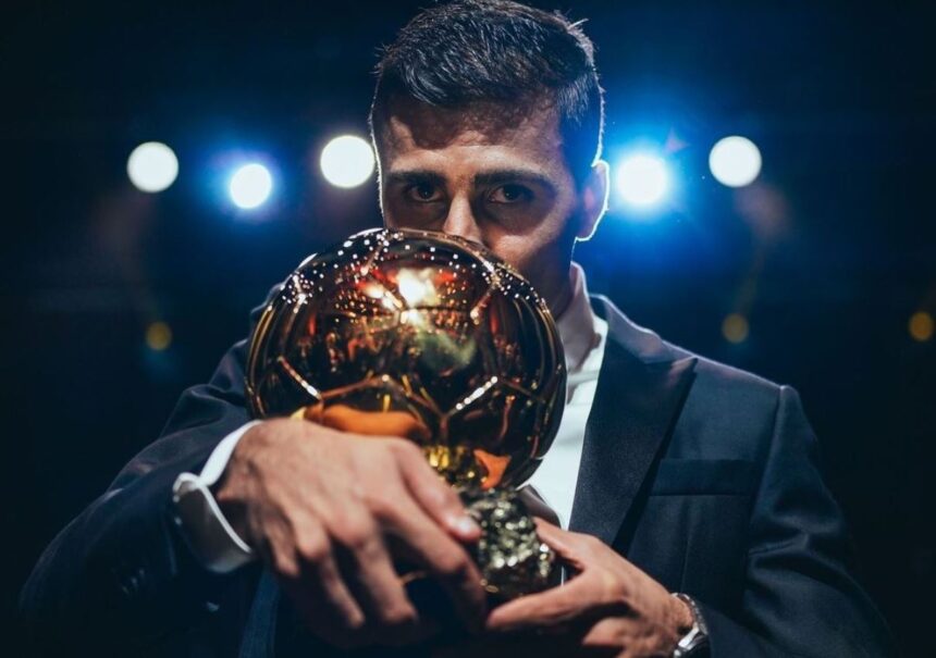 Rodri menerima penghargaan Ballon d'Or pada upacara penghargaan Ballon d'Or France Football 2024 di Theatre du Chatelet di Paris pada 28 Oktober 2024. Foto: Instagram @mancity