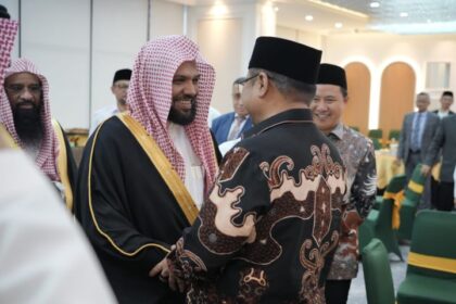 Imam dan khatib Masjid Nabawi Syaikh Ahmad bin Ali Al-Hudzaifi tengah mengunjungi Indonesia. Foto: kemenag