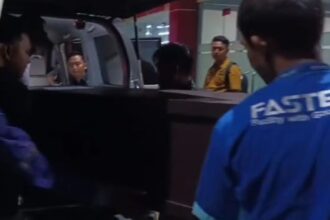 Lima jenazah korban kebakaran rumah di Kali Anyar, Tambora, Jakarta Barat, pada Selasa (15/10/2024) malam, diserahkan petugas Rumah Sakit (RS) Polri Kramat Jati, Jakarta Timur ke pihak keluarga untuk segera dimakamkan, pada Rabu (16/10/2024). Foto: Ist