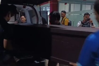 Jenazah korban kebakaran di Kali Anyar, Tambora, Jakarta Barat, pada Selasa (15/10/2024) malam, sudah teridentifikasi petugas Rumah Sakit (RS) Polri Kramat Jati, Jakarta Timur, dan diserahkan ke keluarga untuk segera dimakamkan. Foto: Ist