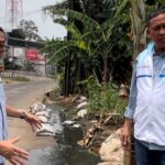 Calon Wali Kota Bekasi, Tri Adhianto dan tim saat mengunjungi dan melihat langsung jalan rusak, bergelombang hingga tergenang di kawasan Jatisampurna, Bekasi, Jawa Barat, pada Selasa (8/10/2024). Foto: Ist