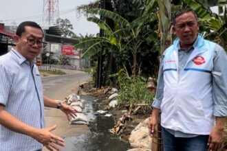 Calon Wali Kota Bekasi, Tri Adhianto dan tim saat mengunjungi dan melihat langsung jalan rusak, bergelombang hingga tergenang di kawasan Jatisampurna, Bekasi, Jawa Barat, pada Selasa (8/10/2024). Foto: Ist