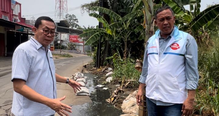 Calon Wali Kota Bekasi, Tri Adhianto dan tim saat mengunjungi dan melihat langsung jalan rusak, bergelombang hingga tergenang di kawasan Jatisampurna, Bekasi, Jawa Barat, pada Selasa (8/10/2024). Foto: Ist