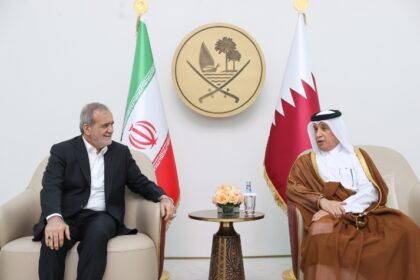 Presiden Iran Masoud Pezeshkian bertemu dengan pejabat Qatar, di Doha, Rabu 2 Oktober 2024. Foto: tangkap layar X @PressTV/Iran's First International News Network