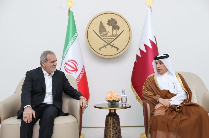 Presiden Iran Masoud Pezeshkian bertemu dengan pejabat Qatar, di Doha, Rabu 2 Oktober 2024. Foto: tangkap layar X @PressTV/Iran's First International News Network