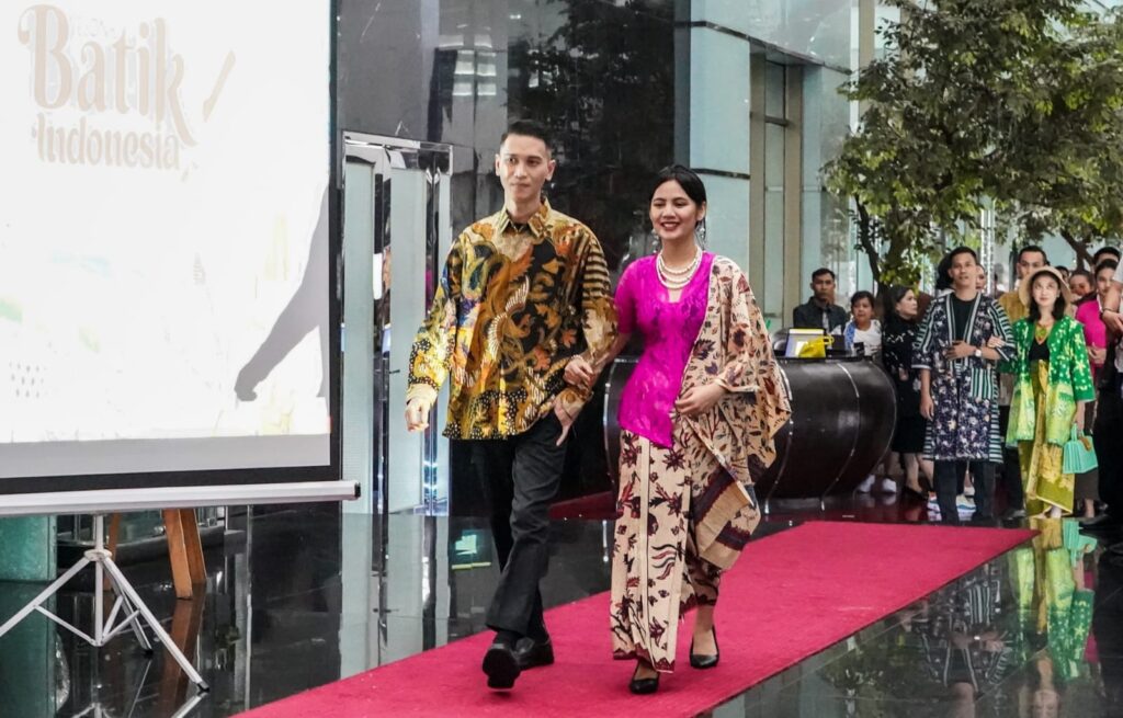 memperingati Hari Batik Nasional yang jatuh pada tanggal 2 Oktober, Merlynn Park Hotel Jakarta dengan bangga mempersembahkan acara bertajuk Pesona Batik Indonesia