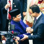 Momen saat Presiden Prabowo mendatangi Anies Rasyid Baswdan di acara pelantikan di DPR/MPR Senayan pada Ahad (20/10/2024). Foto: X @aniesbaswedan