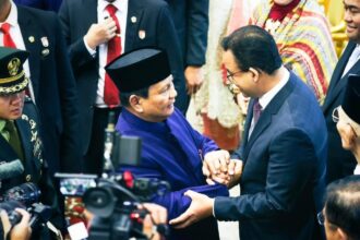 Momen saat Presiden Prabowo mendatangi Anies Rasyid Baswdan di acara pelantikan di DPR/MPR Senayan pada Ahad (20/10/2024). Foto: X @aniesbaswedan