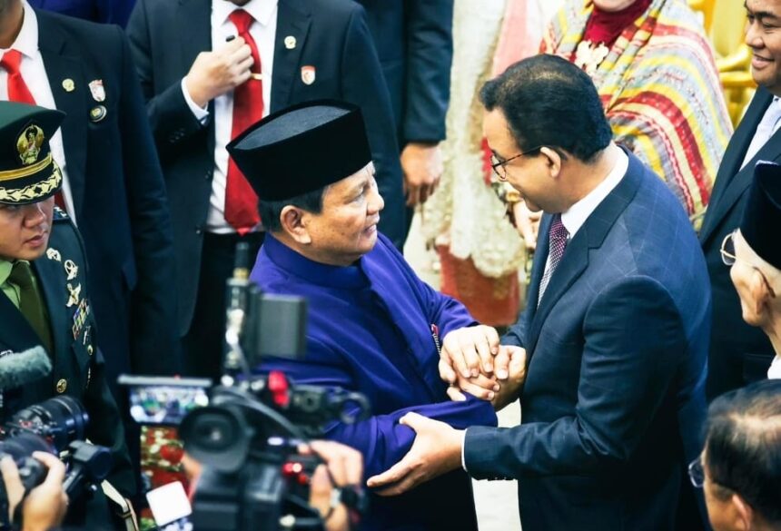 Momen saat Presiden Prabowo mendatangi Anies Rasyid Baswdan di acara pelantikan di DPR/MPR Senayan pada Ahad (20/10/2024). Foto: X @aniesbaswedan