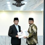 Menteri Agama Periode 2020-2024, Yaqut Cholil Qoumas resmi menyerahkan jabatannya kepada Menag periode 2024-2029, Nasaruddin Umar., Senin (21/10/2024). Foto: dok. Kemenag