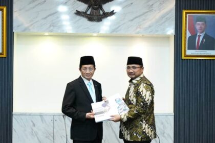 Menteri Agama Periode 2020-2024, Yaqut Cholil Qoumas resmi menyerahkan jabatannya kepada Menag periode 2024-2029, Nasaruddin Umar., Senin (21/10/2024). Foto: dok. Kemenag