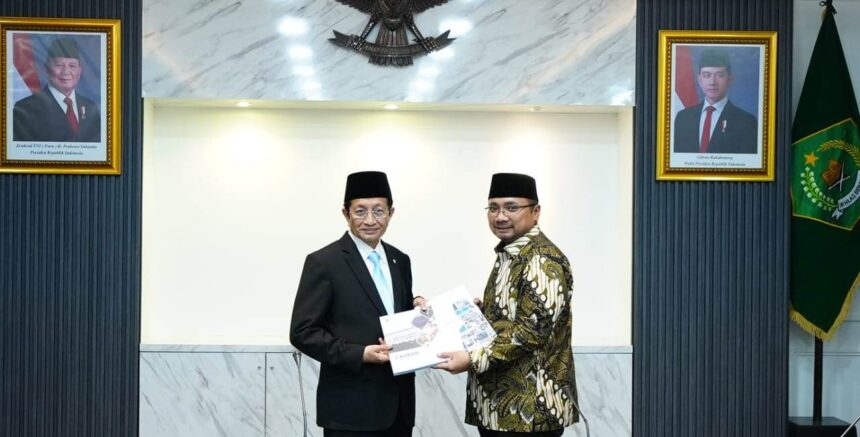 Menteri Agama Periode 2020-2024, Yaqut Cholil Qoumas resmi menyerahkan jabatannya kepada Menag periode 2024-2029, Nasaruddin Umar., Senin (21/10/2024). Foto: dok. Kemenag