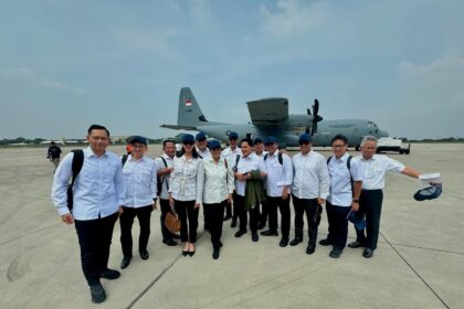 Para menteri kabinet merah putih diangkut menggunakan pesawat Hercules TNI AU ke Magelang. Foto: dok humas