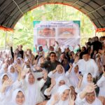 Suasana hangat dan antusiasme para santri Pondok Pesantren Roudatun Nawawi ketika bercengkerama dan duduk bersama Kepala Badan Nasional Penanggulangan Bencana (BNPB) Letjen TNI Suharyanto, Rabu (30/10/2024) siang. Foto: dok humas