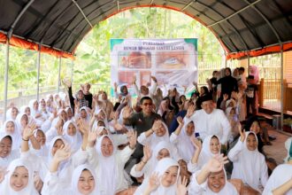 Suasana hangat dan antusiasme para santri Pondok Pesantren Roudatun Nawawi ketika bercengkerama dan duduk bersama Kepala Badan Nasional Penanggulangan Bencana (BNPB) Letjen TNI Suharyanto, Rabu (30/10/2024) siang. Foto: dok humas