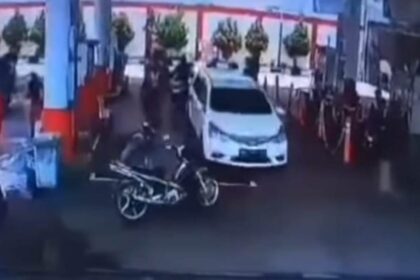Pengemudi Livina tabrak pengendara di Solo. Foto: Instagram @surakartaku