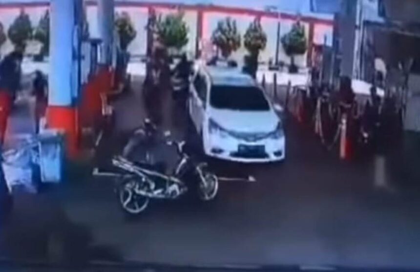 Pengemudi Livina tabrak pengendara di Solo. Foto: Instagram @surakartaku