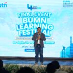 Deputi Bidang Sumber Daya Manusia, Teknologi, dan Informasi Kementerian BUMN Tedi Bharata memberikan sambutan dalam acara puncak BUMN Learning Festival 2024. Telkom dinobatkan sebagai The Most Outstanding BUMN Learning. Foto: Telkom Indonesia