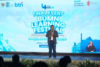 Deputi Bidang Sumber Daya Manusia, Teknologi, dan Informasi Kementerian BUMN Tedi Bharata memberikan sambutan dalam acara puncak BUMN Learning Festival 2024. Telkom dinobatkan sebagai The Most Outstanding BUMN Learning. Foto: Telkom Indonesia