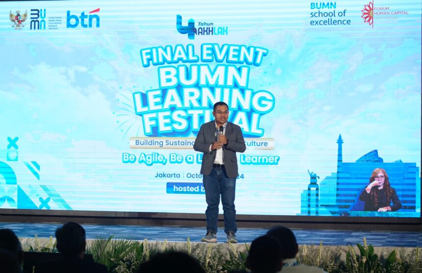 Deputi Bidang Sumber Daya Manusia, Teknologi, dan Informasi Kementerian BUMN Tedi Bharata memberikan sambutan dalam acara puncak BUMN Learning Festival 2024. Telkom dinobatkan sebagai The Most Outstanding BUMN Learning. Foto: Telkom Indonesia