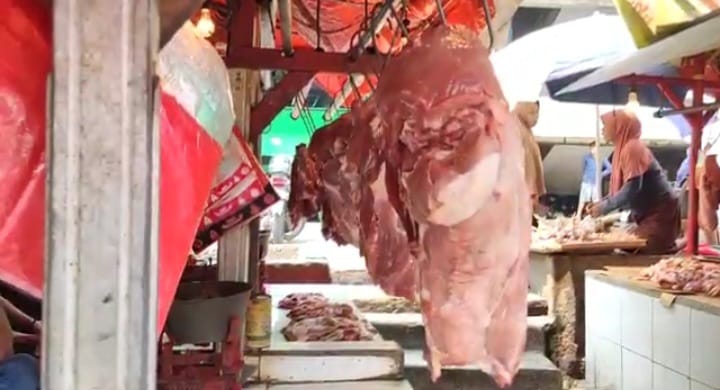 Daging sapi segar mengandung protein dijajakan pedagang pasar tradisional dan modern di Jakarta. Foto: Joesvicar Iqbal/dok/ipol.id