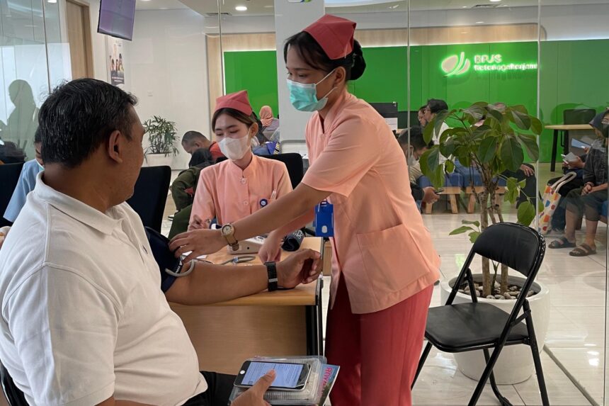 Memperingati hari Sumpah Pemuda, BPJS Ketenagakerjaan Jakarta Grogol menghadirkan layanan mini medical check up (MCU) untuk peserta. Foto: Ist