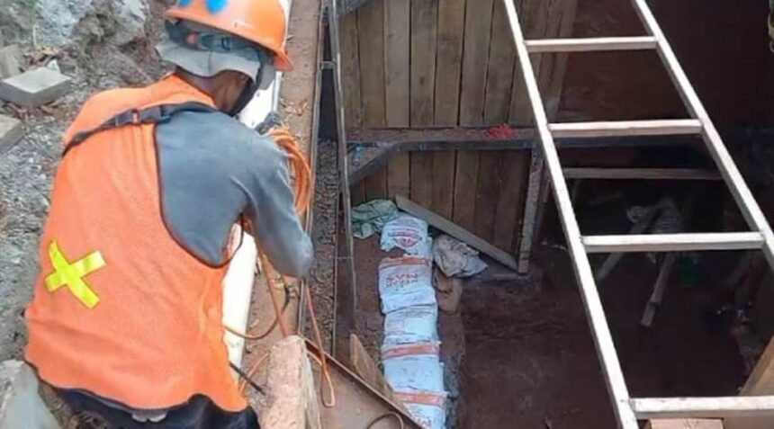 Aktivitas pekerja proyek pembangunan saluran air dengan metode jacking di Jalan Raya Jambore, Cibubur, Ciracas, Jakarta Timur, Senin (21/10/2024). Kini proyek dihentikan karena ada insiden 3 pekerja tertimbun. Foto: Ist