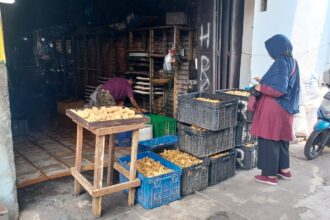 Seorang pembuat tahu sedang melayani konsumen Ibu-Ibu yang sedang membeli tahu cokelat di kawasan Ciracas, Jakarta Timur, pada Selasa (15/10/2024). Foto: Joesvicar Iqbal/ipol.id