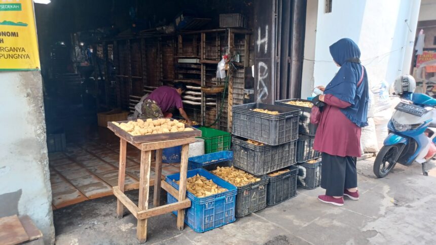 Seorang pembuat tahu sedang melayani konsumen Ibu-Ibu yang sedang membeli tahu cokelat di kawasan Ciracas, Jakarta Timur, pada Selasa (15/10/2024). Foto: Joesvicar Iqbal/ipol.id