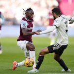 Aaaron Wan-Bissaka berduel lawan Noussair Mazraoui di laga West Ham vs Manchester United, Minggu (27/10/2024). (c) Nick Potts PA Via Ap Photo