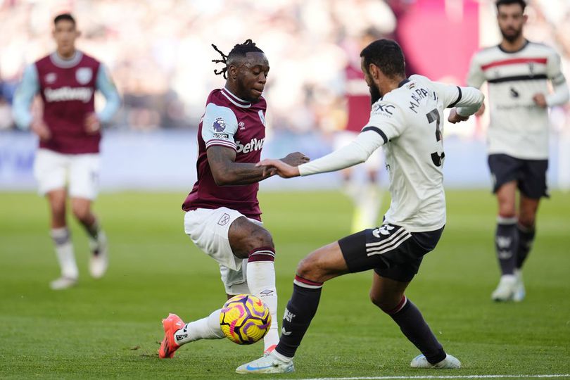 Aaaron Wan-Bissaka berduel lawan Noussair Mazraoui di laga West Ham vs Manchester United, Minggu (27/10/2024). (c) Nick Potts PA Via Ap Photo