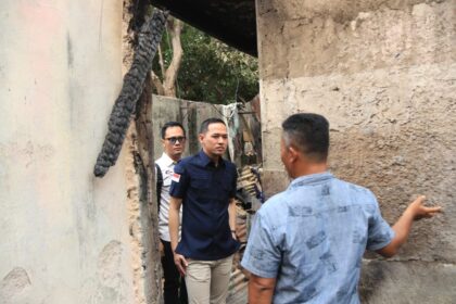 Legislator Partai Nasdem di DPRD DKI Jakarta, Gias Kumari Putra (baju biru) saat meninjau lokasi kebakaran.(Foto dok Fraksi Nasdem DPRD DKI)