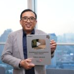 VP Corporate Communication Telkom Andri Herawan Sasoko menunjukkan trofi M360 Digital Nations Awards 2024. Melalui video “Water Management System: Constructing a Sustainable Tomorrow”, Telkom memenangkan kategori Excellence in Sustainability Video Award. Foto: Telkom Indonesia