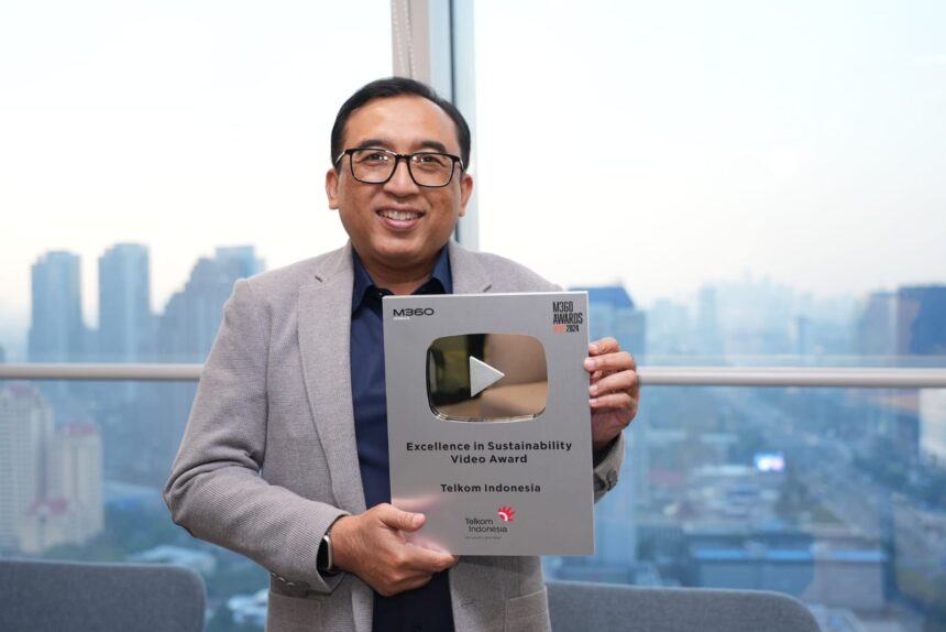 VP Corporate Communication Telkom Andri Herawan Sasoko menunjukkan trofi M360 Digital Nations Awards 2024. Melalui video “Water Management System: Constructing a Sustainable Tomorrow”, Telkom memenangkan kategori Excellence in Sustainability Video Award. Foto: Telkom Indonesia