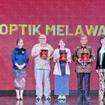 VP Director Optik Melawai Priscilla Ratna Bahana (Paling Kanan) menyerahkan penghargaan “The Best TPA” kepada Chief Marketing Officer (CMO) AdMedika M. Nasrun Ihsan (Kedua dari Kanan) dan penerima penghargaan lainnya dalam acara Eyewear Trunk Show and Corporate Award 2024 yang berlangsung di Rodenstock Building Jakarta pada Kamis (24/10/2024). Foto: Telkom Indonesia