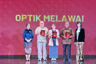 VP Director Optik Melawai Priscilla Ratna Bahana (Paling Kanan) menyerahkan penghargaan “The Best TPA” kepada Chief Marketing Officer (CMO) AdMedika M. Nasrun Ihsan (Kedua dari Kanan) dan penerima penghargaan lainnya dalam acara Eyewear Trunk Show and Corporate Award 2024 yang berlangsung di Rodenstock Building Jakarta pada Kamis (24/10/2024). Foto: Telkom Indonesia