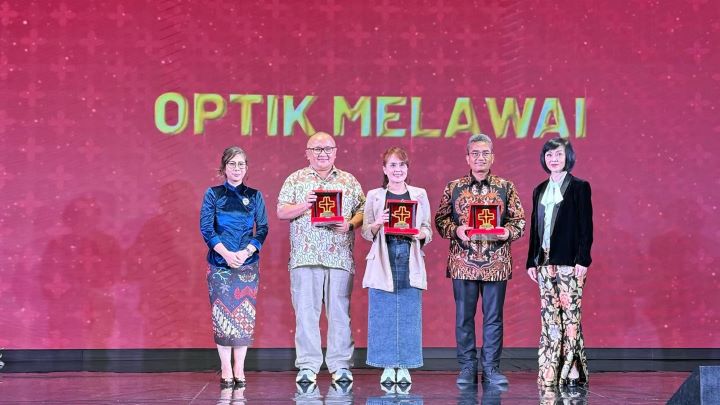 VP Director Optik Melawai Priscilla Ratna Bahana (Paling Kanan) menyerahkan penghargaan “The Best TPA” kepada Chief Marketing Officer (CMO) AdMedika M. Nasrun Ihsan (Kedua dari Kanan) dan penerima penghargaan lainnya dalam acara Eyewear Trunk Show and Corporate Award 2024 yang berlangsung di Rodenstock Building Jakarta pada Kamis (24/10/2024). Foto: Telkom Indonesia