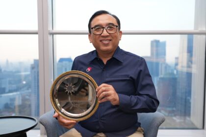 VP Corporate Communication Andri Herawan Sasoko menerima penghargaan pada ajang Golden World Award 2024 yang diselenggarakan oleh International Public Relations Association (IPRA) pada kategori “Social Media In House” untuk kampanye komunikasi “Enhancing Awareness of the Importance of SME Transformation to Drive Indonesia's Digital Economic Growth through the 'Unseen Heroes' Video Campaign”. Foto: Telkom Indonesia
