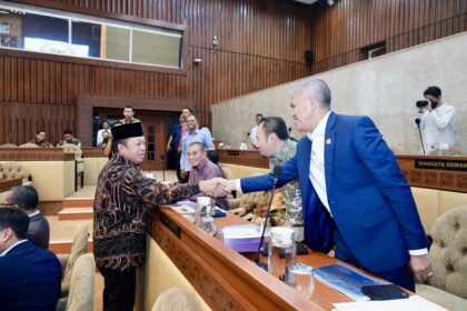 Menteri ATR/BPN Nusron Wahid saat raker perdana bersama Komisi II DPR RI. Foto: dok humas