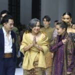 (Ki-Ka) Desainer, Temma Prasetio; Ketua PIKA-PI Grup, Tata Rahmad Pribadi dan Desainer Maya Ratih di Jakarta Fashion Week 2025, Jumat (25/10/2024). Foto: Ist