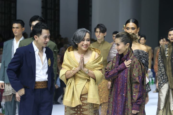 (Ki-Ka) Desainer, Temma Prasetio; Ketua PIKA-PI Grup, Tata Rahmad Pribadi dan Desainer Maya Ratih di Jakarta Fashion Week 2025, Jumat (25/10/2024). Foto: Ist