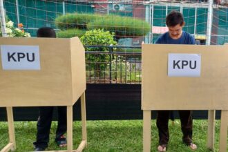 Simulasi) pencoblosan di bilik suara pada Pemilihan Umum (Pemilu) digelar Komisi Pemilihan Umum (KPU) di 2024. Foto: Dok/ipol.id