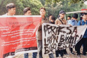 Aksi Aliansi Mahasiswa Bungo Jakarta (AMBJ) desak usut pencucian uang yang diduga dilakukan Bupati Bungo, Mashuri. Foto: Ist