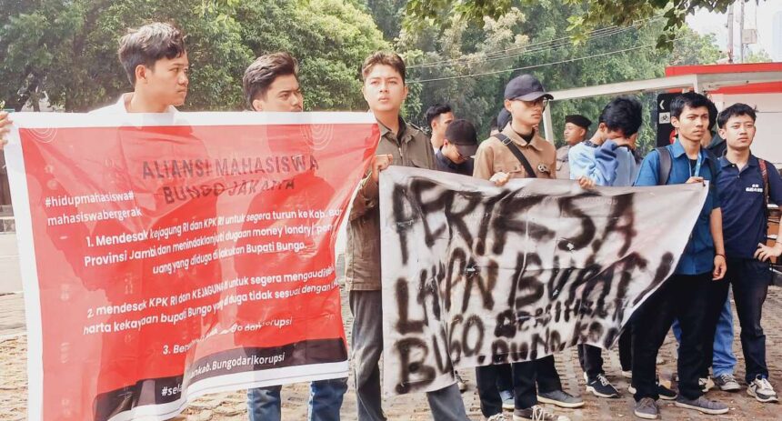 Aksi Aliansi Mahasiswa Bungo Jakarta (AMBJ) desak usut pencucian uang yang diduga dilakukan Bupati Bungo, Mashuri. Foto: Ist