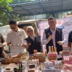 Kepala Badan Pengawas Obat dan Makanan (BPOM), Taruna Ikrar bersama TNI-Polri, Bea Cukai dan Kejaksaan Tinggi DKI menunjukkan barang bukti hasil penindakan sejumlah produk kosmetik ilegal asal Negara Tiongkok di kantor BPOM RI di Cipayung, Jakarta Timur, Senin (28/10/2024) siang. Foto: Joesvicar Iqbal/ipol.id