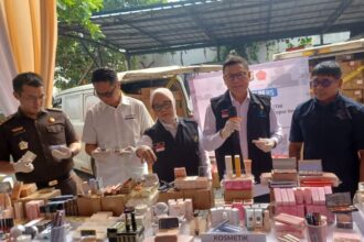 Kepala Badan Pengawas Obat dan Makanan (BPOM), Taruna Ikrar bersama TNI-Polri, Bea Cukai dan Kejaksaan Tinggi DKI menunjukkan barang bukti hasil penindakan sejumlah produk kosmetik ilegal asal Negara Tiongkok di kantor BPOM RI di Cipayung, Jakarta Timur, Senin (28/10/2024) siang. Foto: Joesvicar Iqbal/ipol.id